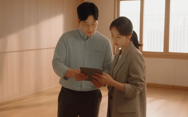 태블릿을 보며 진행하는 실시간 3D 상담